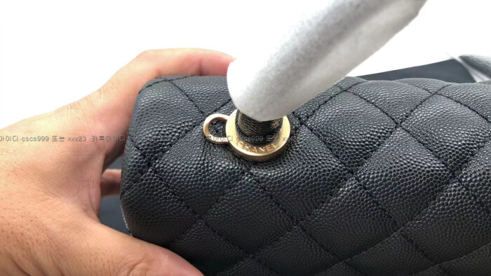 2024.03.03_[조*진 고객님 검수] 샤넬 레플리카 가방 코코핸들 미디움 블랙 골드 3