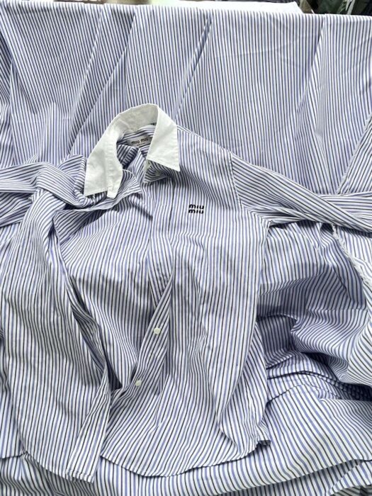 미우미우 스트라이프 포플린 셔츠 화이트 라이트 블루 레플리카 미러급 SA급 S급 고퀄리티 하이엔드 최상급 의류 [여성] 6