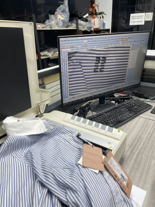 미우미우 스트라이프 포플린 셔츠 화이트 라이트 블루 레플리카 미러급 SA급 S급 고퀄리티 하이엔드 최상급 의류 [여성] 12