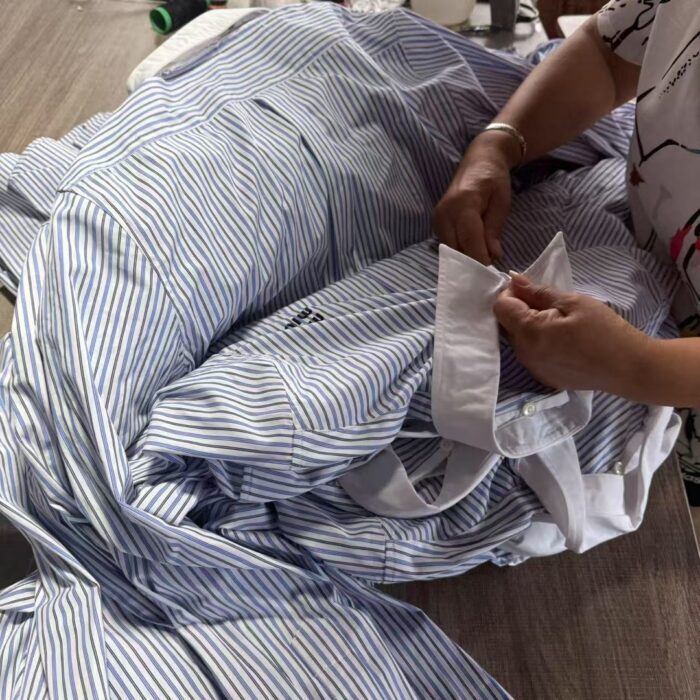 미우미우 스트라이프 포플린 셔츠 화이트 라이트 블루 레플리카 미러급 SA급 S급 고퀄리티 하이엔드 최상급 의류 [여성] 13