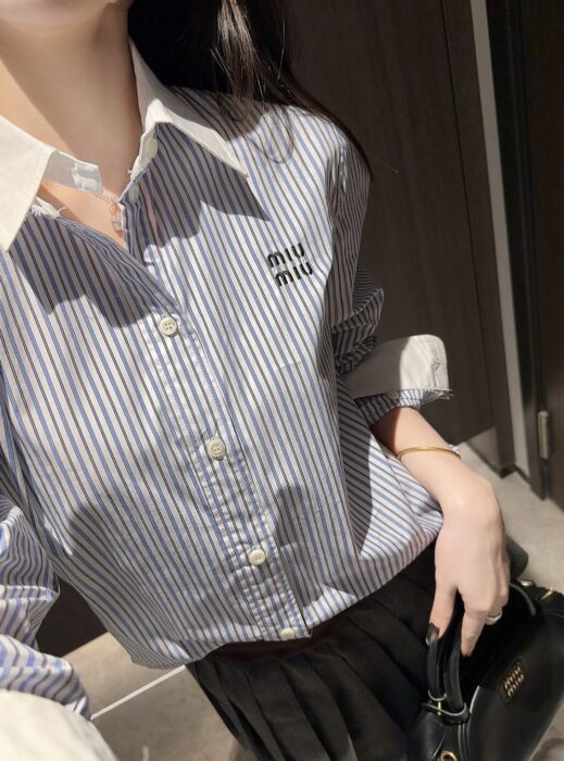 미우미우 스트라이프 포플린 셔츠 화이트 라이트 블루 레플리카 미러급 SA급 S급 고퀄리티 하이엔드 최상급 의류 [여성] 2