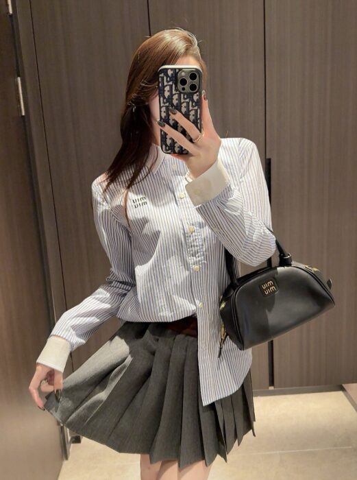 미우미우 스트라이프 포플린 셔츠 화이트 라이트 블루 레플리카 미러급 SA급 S급 고퀄리티 하이엔드 최상급 의류 [여성]