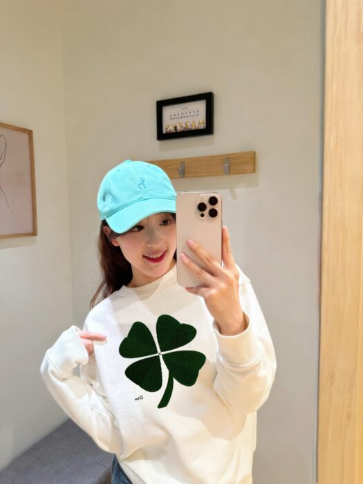 디올 네잎 클로버 자수 맨투맨 화이트 레플리카 미러급 SA급 S급 고퀄리티 하이엔드 최상급 의류 [남성여성공용] 2