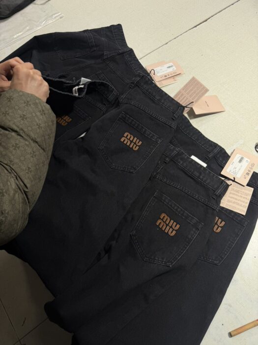 미우미우 뒷면 포켓 모노그램 워싱 청바지 블랙 레플리카 미러급 SA급 S급 고퀄리티 하이엔드 최상급 의류 [여성] 6