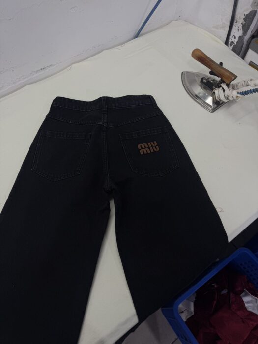 미우미우 뒷면 포켓 모노그램 워싱 청바지 블랙 레플리카 미러급 SA급 S급 고퀄리티 하이엔드 최상급 의류 [여성] 7