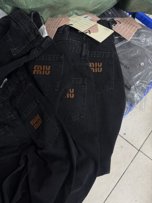 미우미우 뒷면 포켓 모노그램 워싱 청바지 블랙 레플리카 미러급 SA급 S급 고퀄리티 하이엔드 최상급 의류 [여성] 3