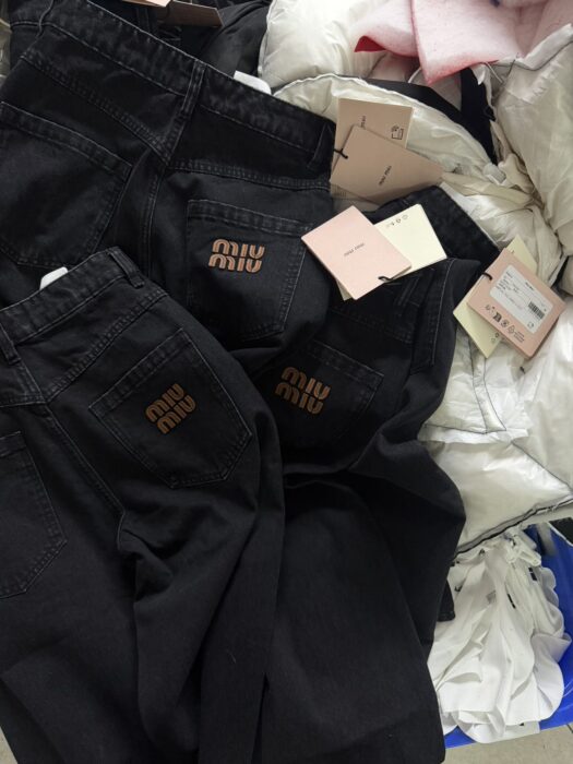 미우미우 뒷면 포켓 모노그램 워싱 청바지 블랙 레플리카 미러급 SA급 S급 고퀄리티 하이엔드 최상급 의류 [여성] 4