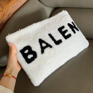 발렌시아가 모노그램 시어링 퍼 파우치 화이트 레더 레플리카 미러급 SA급 S급 고퀄리티 최상급 하이엔드 가방 [남성여성공용]