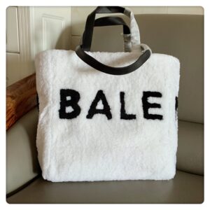 발렌시아가 모노그램 시어링 퍼 토트백 화이트 레더 레플리카 미러급 SA급 S급 고퀄리티 최상급 하이엔드 가방 [남성여성공용]