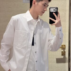 루이비통 엠보스드 포켓 롱 슬리브드 긴팔 셔츠 1AJCAI 화이트 레플리카 미러급 SA급 S급 고퀄리티 하이엔드 최상급 의류 [남성여성공용]