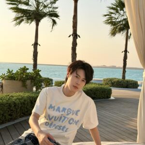 루이비통 엠브로이더드 시그니처 티셔츠 반팔티 화이트 1AIKD4 레플리카 미러급 SA급 S급 고퀄리티 하이엔드 최상급 의류 [남성여성공용]