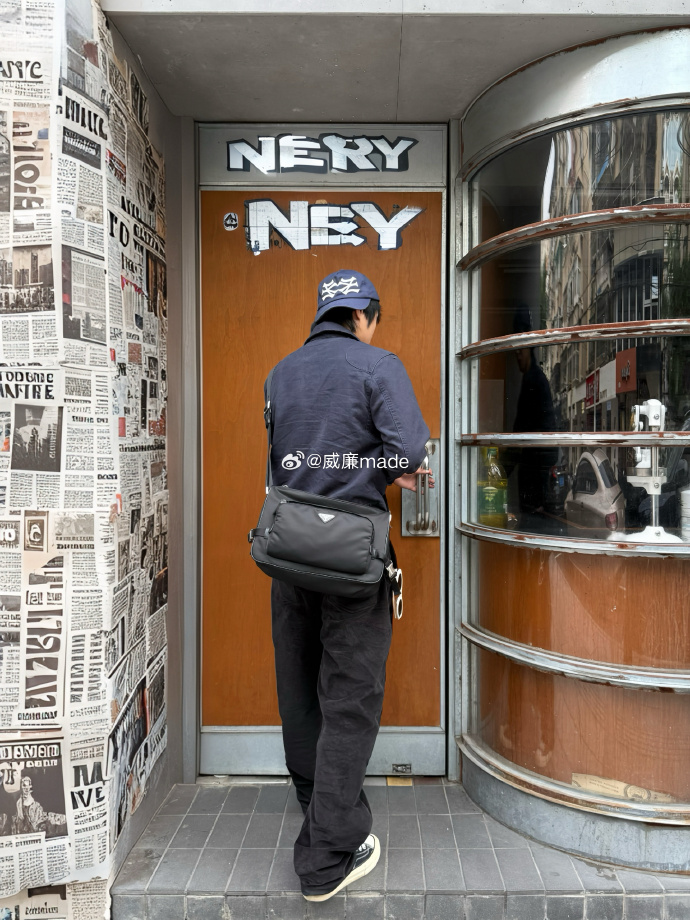 프라다 나일론 라지 메신저 백 블랙 레플리카 미러급 SA급 S급 고퀄리티 최상급 하이엔드 가방 [남성여성공용] 15