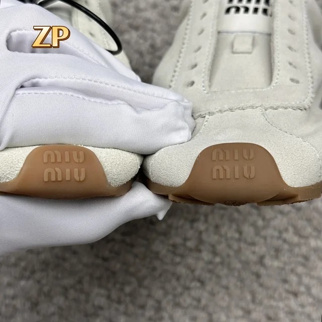 미우미우 스웨이드 스니커즈 4컬러 레플리카 미러급 SA급 S급 고퀄리티 최상급 하이엔드 신발 [여성] 16