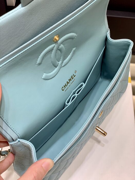 샤넬 레플리카 클래식 미디움 플랩백 그레인드 카프스킨 & 골드 메탈 라이트 블루 5
