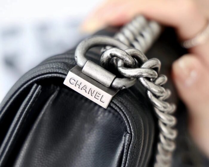 샤넬 레플리카 보이 플랩백 스몰 캐비어 은장 블랙 8