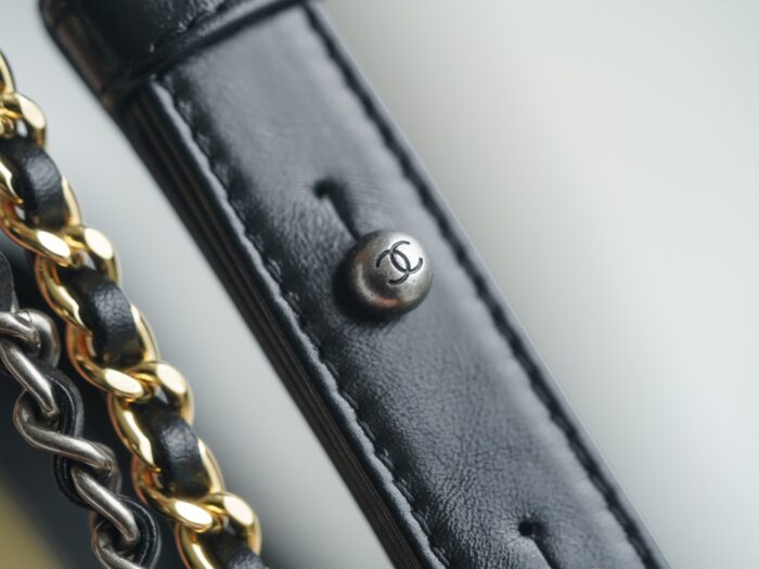 샤넬 레플리카 가브리엘 라지 카프스킨 호보백 블랙 13