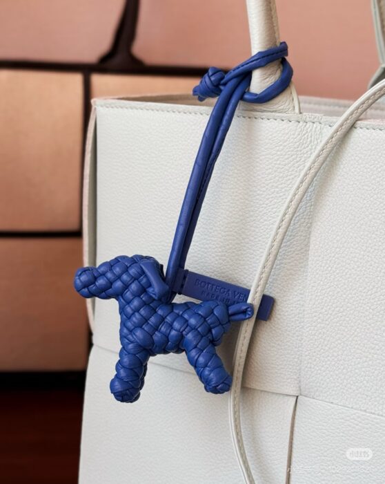 보테가베네타 도그 참 블루 807068 레플리카 미러급 SA급 S급 고퀄리티 최상급 하이엔드 악세사리 [남성여성공용]