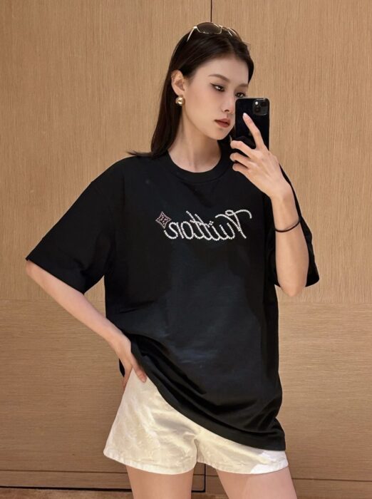 루이비통 시크니처 엠벨리시드 반팔티 1AIMLZ 블랙 레플리카 미러급 SA급 S급 고퀄리티 하이엔드 최상급 의류 [남성여성공용] 2