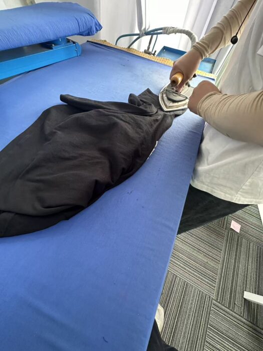 루이비통 시크니처 엠벨리시드 반팔티 1AIMLZ 블랙 레플리카 미러급 SA급 S급 고퀄리티 하이엔드 최상급 의류 [남성여성공용] 3