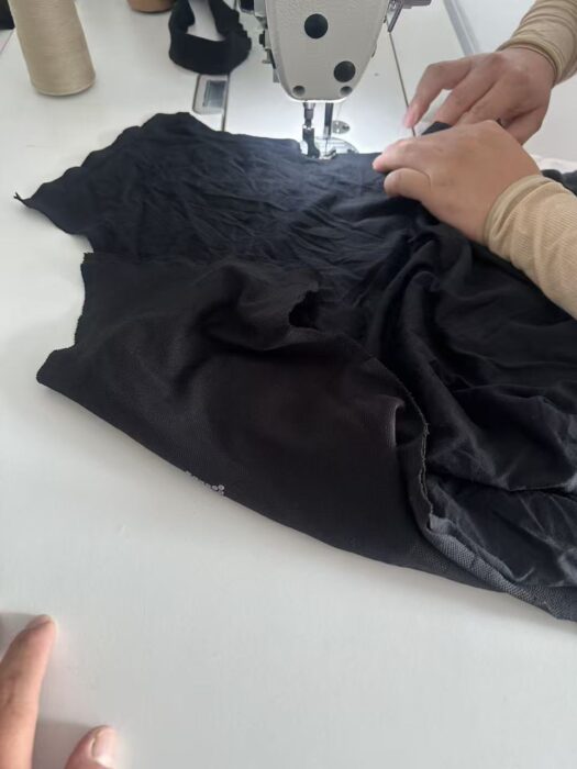 루이비통 시크니처 엠벨리시드 반팔티 1AIMLZ 블랙 레플리카 미러급 SA급 S급 고퀄리티 하이엔드 최상급 의류 [남성여성공용] 5