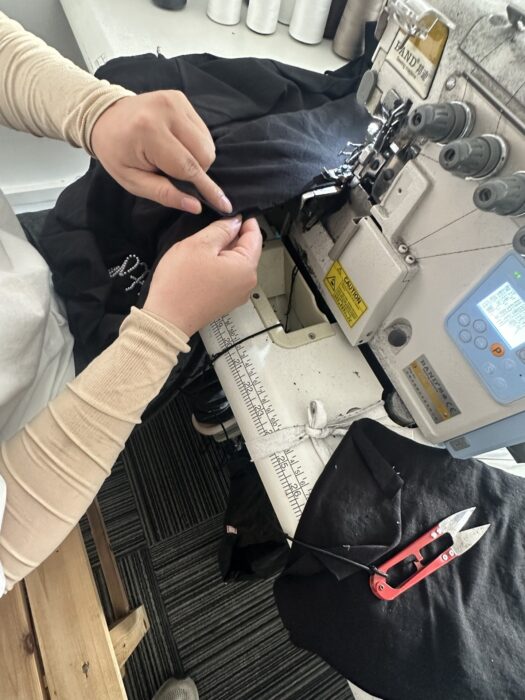 루이비통 시크니처 엠벨리시드 반팔티 1AIMLZ 블랙 레플리카 미러급 SA급 S급 고퀄리티 하이엔드 최상급 의류 [남성여성공용] 6