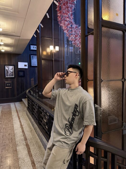 발렌시아가 Cursive 반팔티 그레이 레플리카 미러급 SA급 S급 고퀄리티 하이엔드 최상급 의류 [남성여성공용]