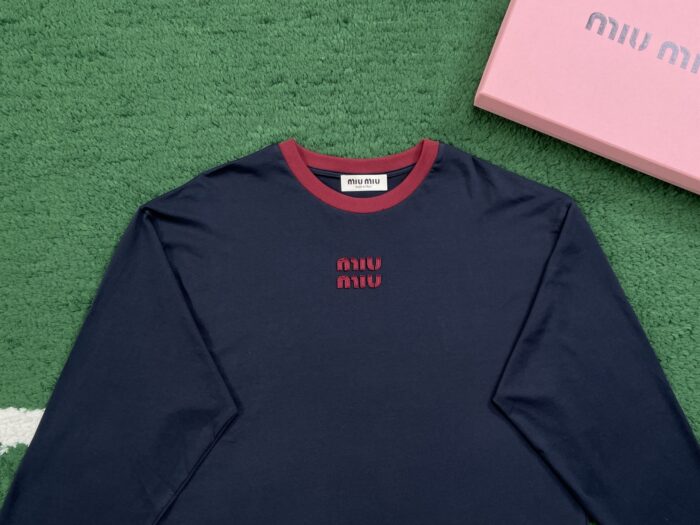 미우미우 코튼 저지 긴팔티 네이비 블루 MJLA31 1841 F0X58 레플리카 미러급 SA급 S급 고퀄리티 하이엔드 최상급 의류 [남성여성공용] 5