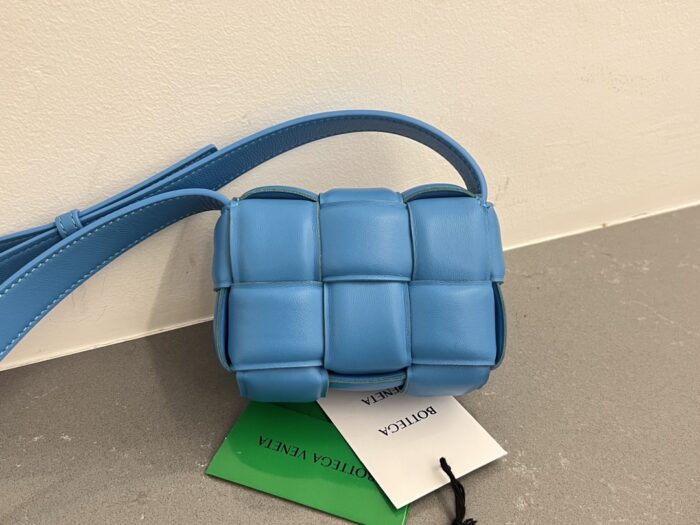 보테가베네타 레플리카 패딩 미니 카세트백 블루 3
