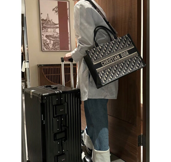 디올 북 토트 미디엄 백 가방 [2컬러] [매장-445만원대] 레플리카 미러급 SA급 S급 고퀄리티 토트백 크로스백 [여성] best  9