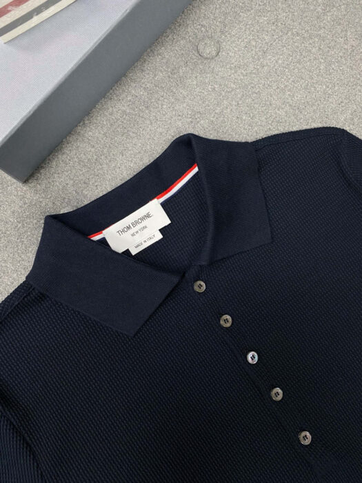 톰브라운 컴팩트 와플 립 커프 4-바 폴로 반팔 셔츠 [3컬러] [매장-180만원대] 레플리카 미러급 SA급 S급 고퀄리티 반팔 카라티 최상급 하이엔드 - best 33
