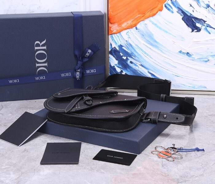 디올 레플리카 새들 숄더 스트랩 파우치 백 19
