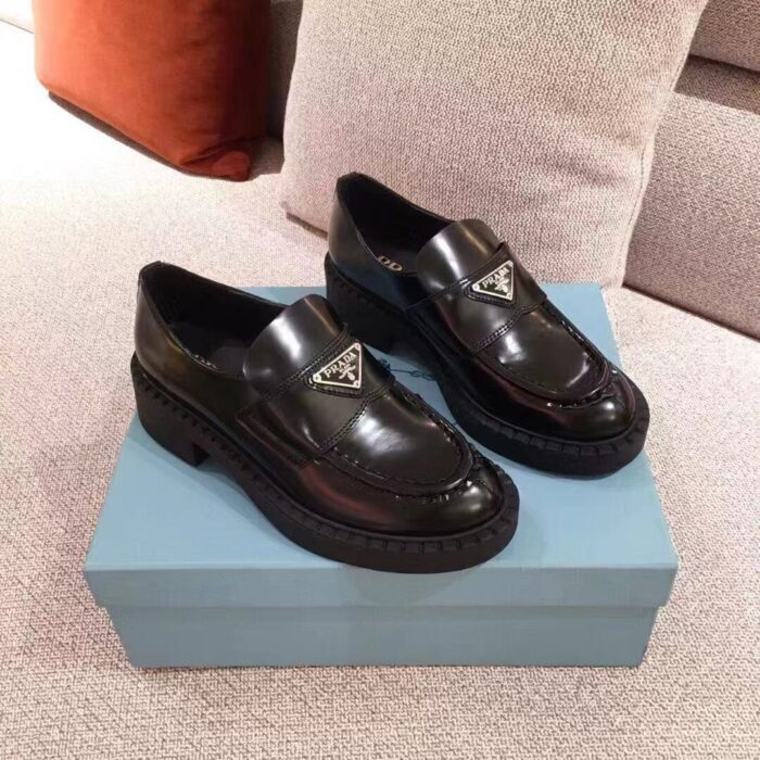 프라다 레플리카 초콜렛 트라이앵글 로고 브러쉬드 로퍼 블랙 1D246M 2