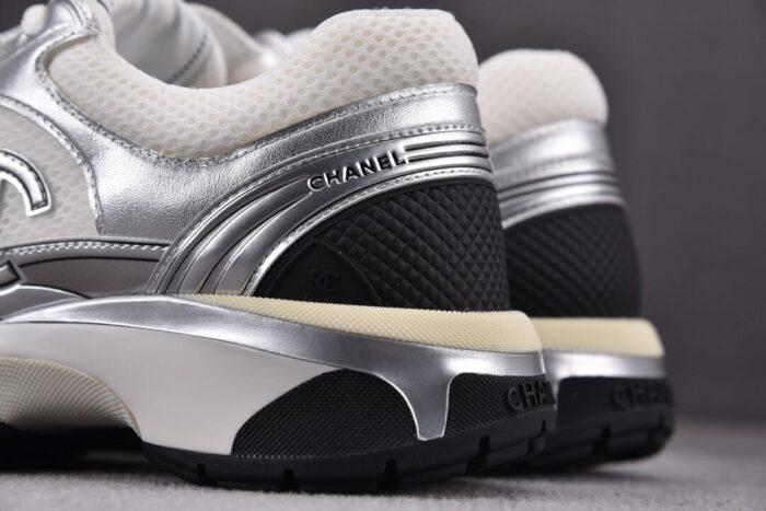 샤넬 레플리카 CC 로고 샤식스 화이트 실버 테니스 스니커즈 15