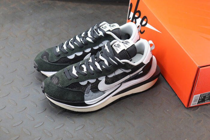 나이키 레플리카 사카이 베이퍼 와플 블랙 화이트 CV1363-001 9