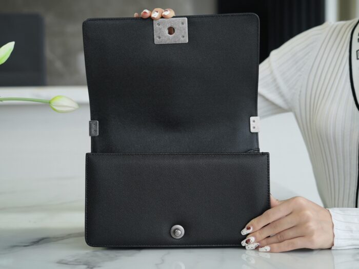 샤넬 레플리카 보이백 미디움 카프스킨 보이백 블랙 실버 4