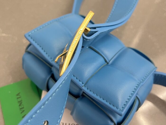 보테가베네타 레플리카 패딩 미니 카세트백 블루 10