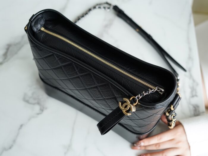 샤넬 레플리카 가브리엘 라지 카프스킨 호보백 블랙 5