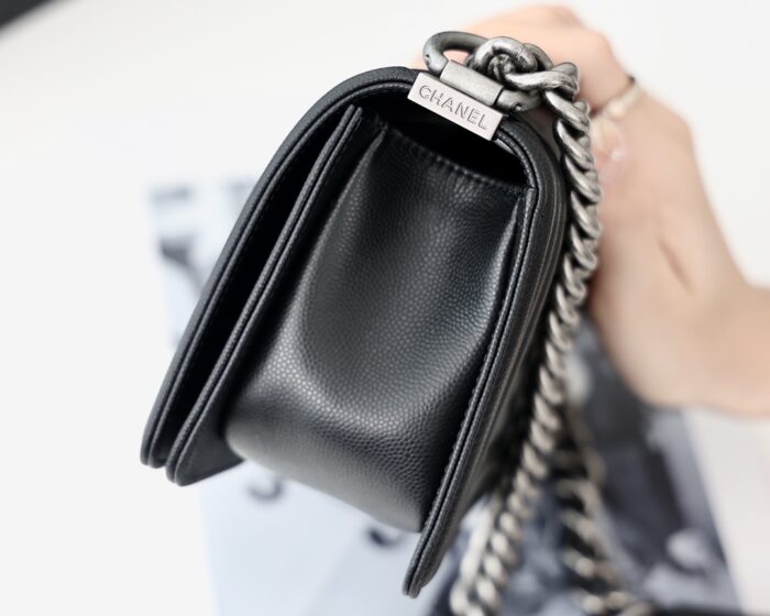 샤넬 레플리카 보이 플랩백 스몰 캐비어 은장 블랙 12