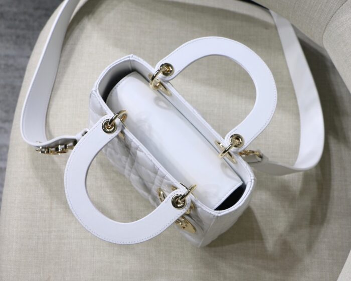 디올-레플리카-레이디백-17cm20cm24cm-7컬러-이니셜선택가능-명품 레플리카 미러 SA급 디올 레플리카 레이디백 17CM,20CM,24CM 7컬러 (이니셜선택가능) 9