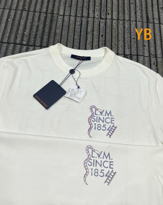 루이비통 뒷면 스퀘어 스카프 프린트 반팔티 화이트 레플리카 미러급 SA급 S급 고퀄리티 하이엔드 최상급 의류 [남성여성공용] 6