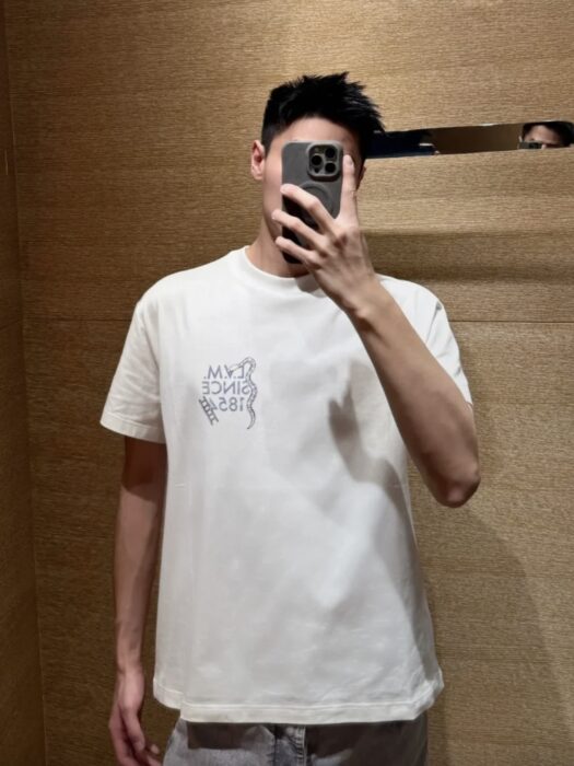 루이비통 뒷면 스퀘어 스카프 프린트 반팔티 화이트 레플리카 미러급 SA급 S급 고퀄리티 하이엔드 최상급 의류 [남성여성공용]