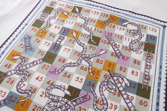 루이비통 뒷면 스퀘어 스카프 프린트 반팔티 화이트 레플리카 미러급 SA급 S급 고퀄리티 하이엔드 최상급 의류 [남성여성공용] 12