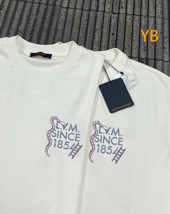 루이비통 뒷면 스퀘어 스카프 프린트 반팔티 화이트 레플리카 미러급 SA급 S급 고퀄리티 하이엔드 최상급 의류 [남성여성공용] 7