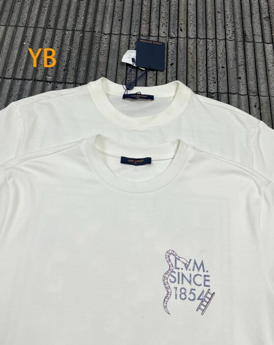 루이비통 뒷면 스퀘어 스카프 프린트 반팔티 화이트 레플리카 미러급 SA급 S급 고퀄리티 하이엔드 최상급 의류 [남성여성공용] 8