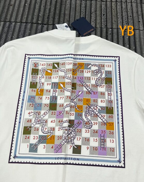 루이비통 뒷면 스퀘어 스카프 프린트 반팔티 화이트 레플리카 미러급 SA급 S급 고퀄리티 하이엔드 최상급 의류 [남성여성공용] 5