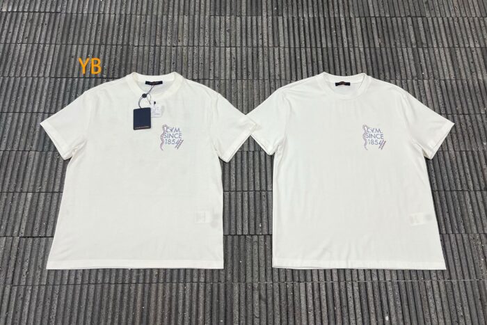 루이비통 뒷면 스퀘어 스카프 프린트 반팔티 화이트 레플리카 미러급 SA급 S급 고퀄리티 하이엔드 최상급 의류 [남성여성공용] 3