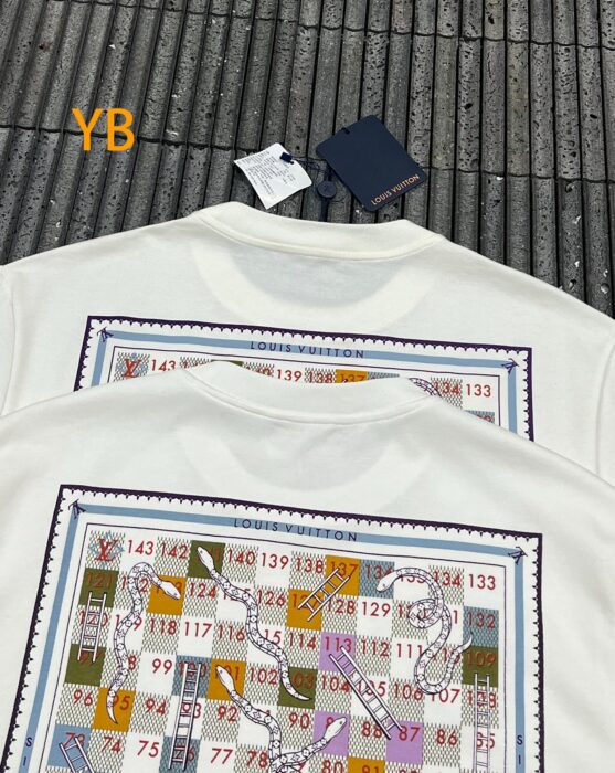 루이비통 뒷면 스퀘어 스카프 프린트 반팔티 화이트 레플리카 미러급 SA급 S급 고퀄리티 하이엔드 최상급 의류 [남성여성공용] 9