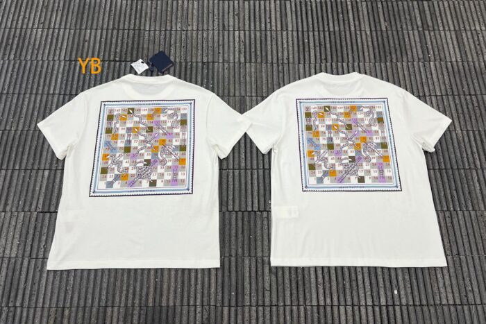 루이비통 뒷면 스퀘어 스카프 프린트 반팔티 화이트 레플리카 미러급 SA급 S급 고퀄리티 하이엔드 최상급 의류 [남성여성공용] 4