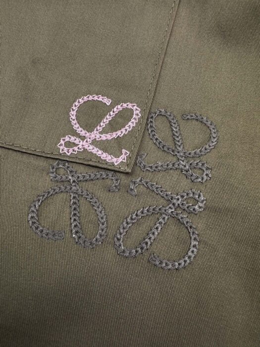 로에베 포켓 아나그램 자수 코튼 긴팔 셔츠 올리브 레플리카 미러급 SA급 S급 고퀄리티 하이엔드 최상급 의류 [남성여성공용] 11