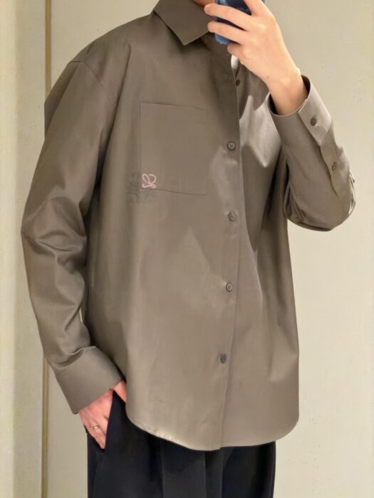 로에베 포켓 아나그램 자수 코튼 긴팔 셔츠 올리브 레플리카 미러급 SA급 S급 고퀄리티 하이엔드 최상급 의류 [남성여성공용] 2